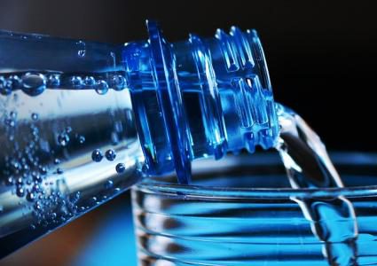 ما هي مخاطر الإفراط في شرب المياه المعدنية ؟