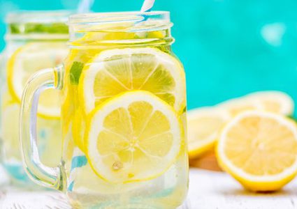 أضرار وضع شرائح من الليمون الحامض في الماء وشربه
