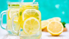أضرار وضع شرائح من الليمون الحامض في الماء وشربه