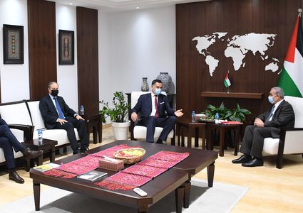 اشتية يبحث مع وفد فرنسي المساعي الدولية لوقف عدوان الاحتلال