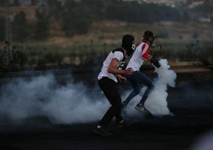 إصابة طفل بالرصاص والعشرات بالاختناق في قرية العرقة