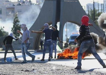 إصابات بالاختناق خلال مواجهات مع الاحتلال قرب مدخل البيرة الشمالي