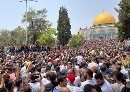 عشرات الآلاف يهتفون فرحاً بإنتصار غزة في المسجد الأقصى