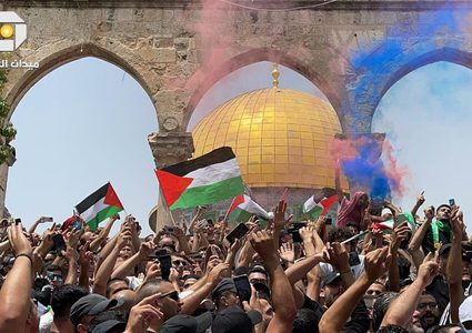 عشرات الآلاف يهتفون فرحاً بإنتصار غزة في المسجد الأقصى