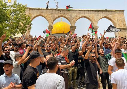 عشرات الآلاف يهتفون فرحاً بإنتصار غزة في المسجد الأقصى