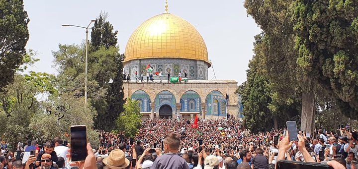 الاّلاف يحتفلون داخل المسجد الأقصى بانتصار غزة