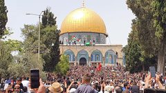 الاّلاف يحتفلون داخل المسجد الأقصى بانتصار غزة