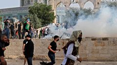 شرطة الاحتلال تقتحم ساحات المسجد الأقصى وتقمع المصلين