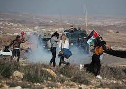 الاحتلال يطلق قنابل الغاز تجاه المسيرة التي وصلت مدخل الخليل
