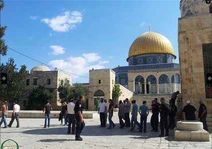 قوات الاحتلال تقتحم الأقصى و تعتدي على المصلين فيه