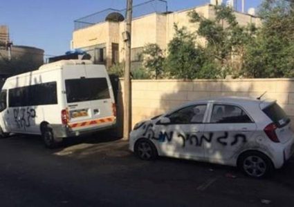 مستوطنون يعطبون إطارات مركبة في مسافر يطا جنوب الخليل