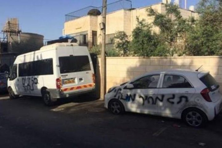 مستوطنون يعطبون إطارات مركبة في مسافر يطا جنوب الخليل