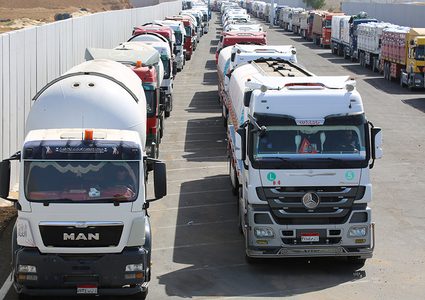 مصر تقدم قافلة مساعدات ضخمة لقطاع غزة