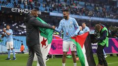 الجزائري رياض محرز يرفع علم فلسطين باحتفالات الدوري الإنجليزي