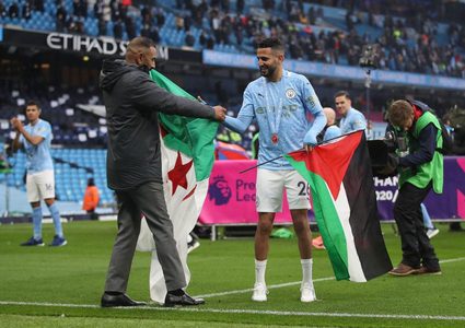 الجزائري رياض محرز يرفع علم فلسطين باحتفالات الدوري الإنجليزي