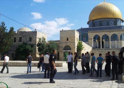 الاحتلال يقتحم المسجد الأقصى ويعتدي على المصلين