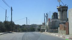 قوات الاحتلال تنصب بوابة حديدية على الطريق العام لقرى سلفيت