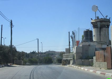 قوات الاحتلال تنصب بوابة حديدية على الطريق العام لقرى سلفيت