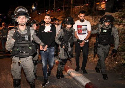 الاحتلال يعتدي على المواطنين في الشيخ جراح وسلوان ويعتقل شابا