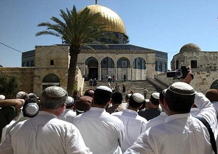 عشرات المستوطنين يقتحمون باحات المسجد الأقصى