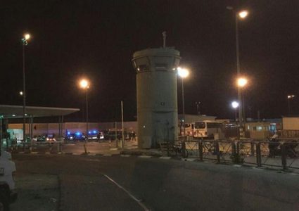 الاحتلال يغلق حاجز قلنديا