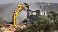 الاحتلال يخطر بهدم ثلاث منشآت في دير شرف