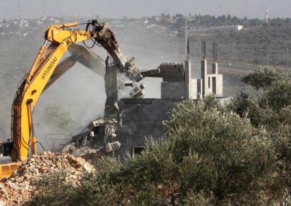 الاحتلال يخطر بهدم ثلاث منشآت في دير شرف