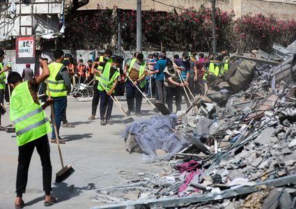 "حنعمرها" أكبر حملة تطوعية لتنظيف غزة من آثار الحرب، يشارك فيها  أكثر من ألف شاب وفتاة في غزة، بمبادرة تطوعية شعبية تنظمها البلدية تهدف لتنظيف شوارع القطاع من آثار الحرب التي استمرت 11 يوما