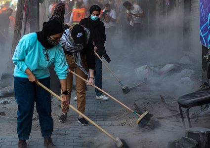 "حنعمرها" أكبر حملة تطوعية لتنظيف غزة من آثار الحرب، يشارك فيها  أكثر من ألف شاب وفتاة في غزة، بمبادرة تطوعية شعبية تنظمها البلدية تهدف لتنظيف شوارع القطاع من آثار الحرب التي استمرت 11 يوما