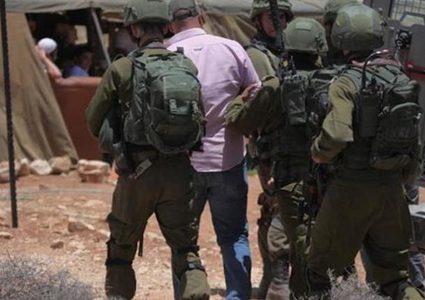 الاحتلال يشن حملة اعتقالات في الضفة طالت 20 مواطناً