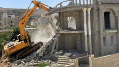 الاحتلال يجبر مواطنا من الطيبة على هدم منزله