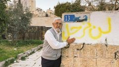 الاحتلال يزيل شعارات وأسماء عائلات عن جدران حي الشيخ جراح