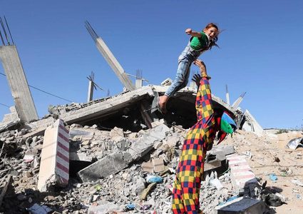 أطفال يلعبون بين ركام منازلهم في بيت حانون