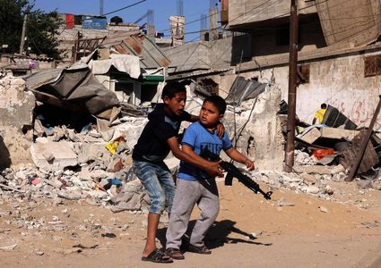 أطفال يلعبون بين ركام منازلهم في بيت حانون