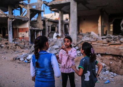 أطفال يلعبون بين ركام منازلهم في بيت حانون