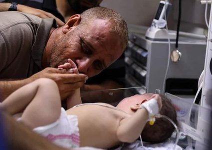 الرئيس يهاتف محمد الحديدي معزيا باستشهاد زوجته وأبنائه الأربعة