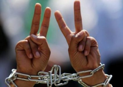 الاحتلال يفرج عن أسير من حلحول بعد قضائه 18 عاما في الأسر