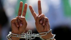 الاحتلال يفرج عن أسير من حلحول بعد قضائه 18 عاما في الأسر