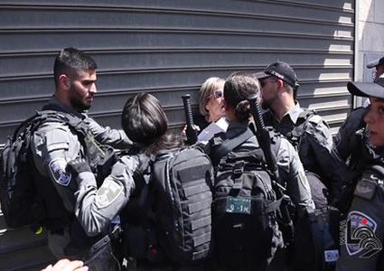 جيش الاحتلال يُعنف أربعة أسرى ويتعمد إهانتهم أثناء عملية اعتقالهم