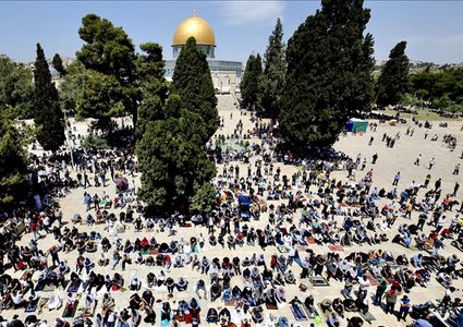 40 ألفا يؤدون صلاة الجمعة في القدس