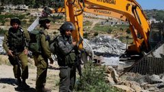 الاحتلال يخطر بهدم عيادة صحية شرق يطا