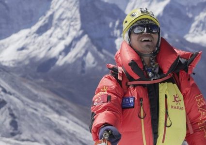 الصين.. ضرير يتسلق أعلى قمة في العالم !