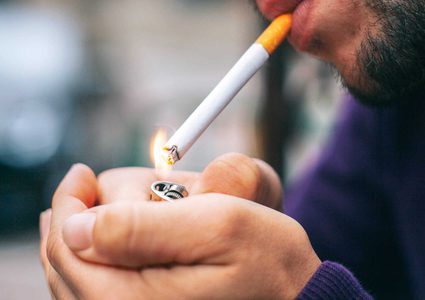 طبيب يكشف عن الأطعمة المفيدة للمدخنين