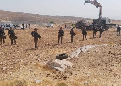 الاحتلال يفكك 4 خيام ويستولي عليها جنوب الخليل