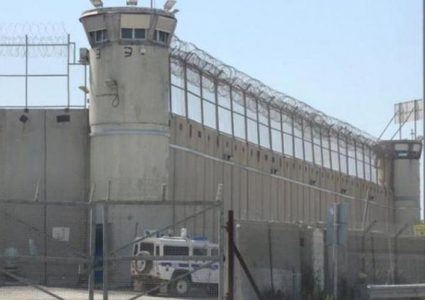 الأسرى يعيدون وجبة طعام احتجاجا على وقف زيارة عائلاتهم