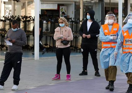 الاحتلال يرفع كافة قيود كورونا عدا الإلتزام بارتداء الكمامات