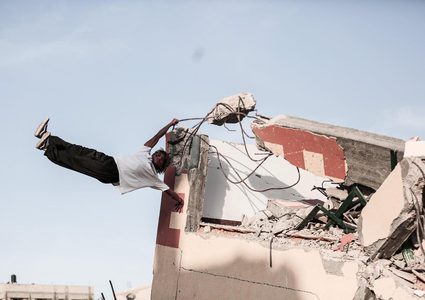 مجموعة من الشبان يمارسون رياضة الباركور على ركام المباني التي دمرها الاحتلال بقطاع غزة
