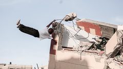 مجموعة من الشبان يمارسون رياضة الباركور على ركام المباني التي دمرها الاحتلال بقطاع غزة