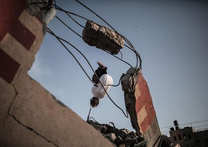 شبان يمارسون رياضة الباركور فوق ركام المباني المدمرة في قطاع غزة