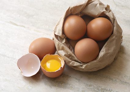 منها البيض.. أبرز الأطعمة التي لا يجب تناولها نيئة